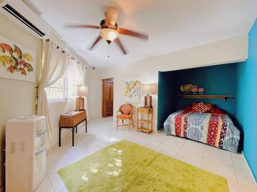 Ένα ή περισσότερα κρεβάτια σε δωμάτιο στο Villa Esmeralda Peaceful 4BD BA Beach Home with Pool in Playa Laguna