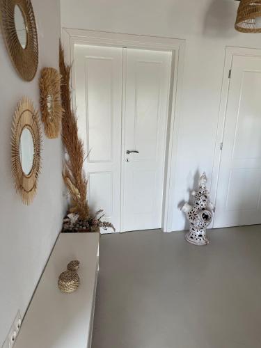 a room with a white wall with a mirror at Isla Catalina in Apollonia