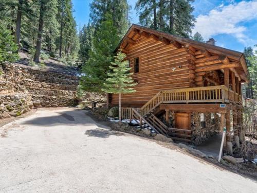 Gallery image of Yosemite Log Cabin-Rustic Charm-Sleeps 8 in Yosemite West