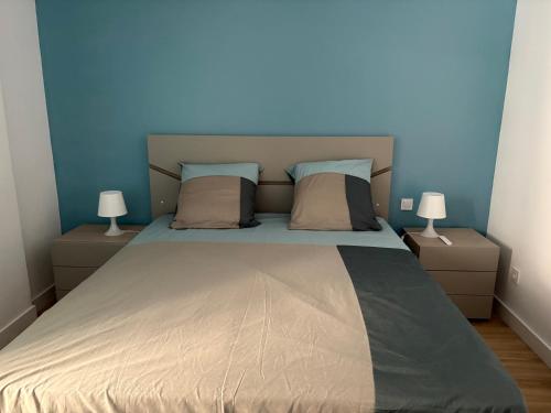 a bedroom with a large bed with two lamps at Le bateau immobile in Salou