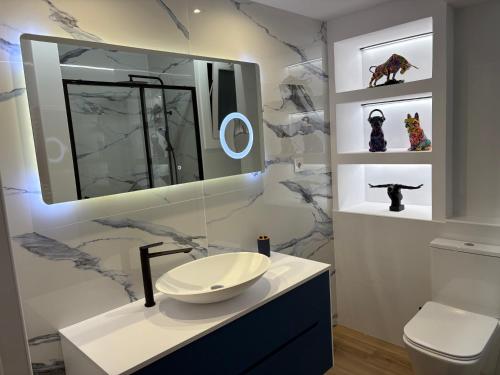 a bathroom with a sink and a mirror at Le bateau immobile in Salou