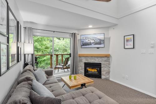 Χώρος καθιστικού στο Glaciers Reach by Allseason Vacation Rentals