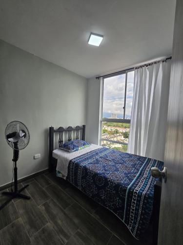 En eller flere senge i et værelse på Apartamento en Armenia - Con Piscina