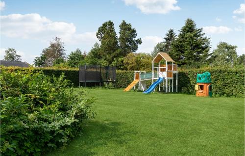 Zona de juegos infantil en Pet Friendly Home In Dronningmølle