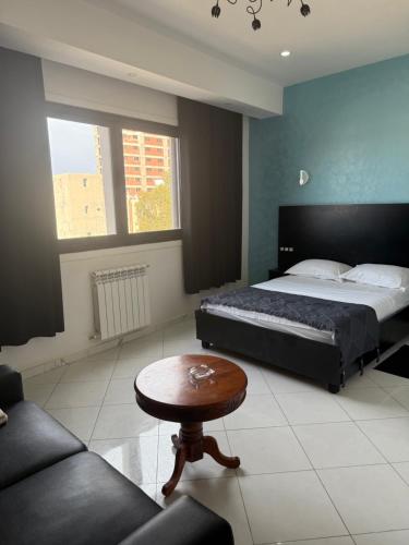 Ένα ή περισσότερα κρεβάτια σε δωμάτιο στο MARIN Hôtel