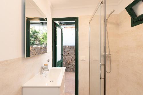 ein Badezimmer mit Waschbecken und Dusche in der Unterkunft La Casita, in the heart of Puerto De la Cruz in Puerto de la Cruz