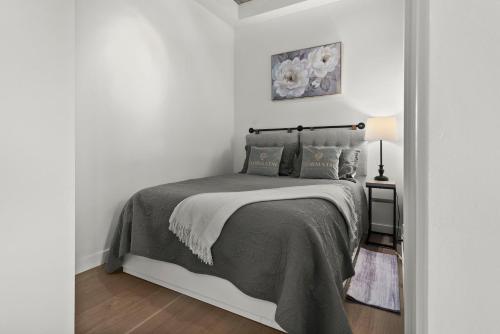 a bedroom with a bed in a white room at GLOBALSTAY Downtown Calgary Apartments in Calgary