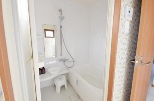 Entire 2nd floor, near the sea, tavern on the 1st floor, maximum 8 people, check out at 12 pm