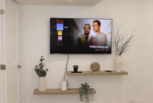 TV a/nebo společenská místnost v ubytování Queen Bed Suite-Private Entrance