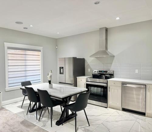 Η κουζίνα ή μικρή κουζίνα στο Luxury Chestermere Retreat