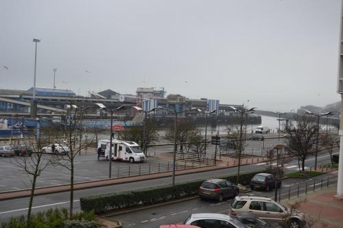 un parking avec des voitures garées sur un parking dans l'établissement Au quai 34, à Boulogne-sur-Mer