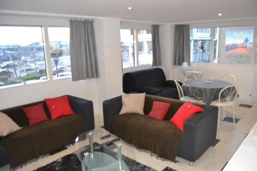 un salon avec deux canapés et une table dans l'établissement Au quai 34, à Boulogne-sur-Mer