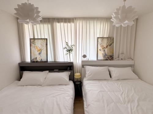 Кровать или кровати в номере BINNA STAY Itaewon 7 min Walk Entire House w Terrace Welcome Meal Free Bibimbap 1 time per stay