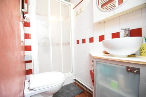 une salle de bain avec des toilettes blanches et un lavabo dans l'établissement Buffon CI- Charming apartment with gardens of plants, à Paris