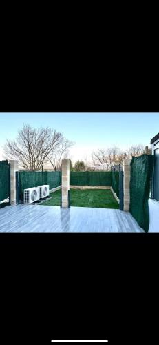 une vue d'un bâtiment avec une clôture et de l'herbe dans l'établissement Superbe maison, à Puiseux-en-France