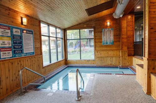 Bazén v ubytování Charming Lutsen Mountain Townhome with Pool Access nebo v jeho okolí