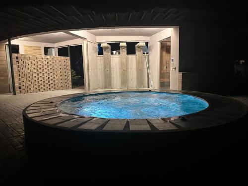 un jacuzzi en medio de una habitación en Miramonte Payande, en Nimaima