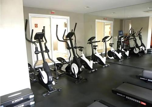 Un gimnasio con un montón de máquinas de correr y cardio. en Estudio Executivo com Wi-Fi Cozinha e Metro Centro SP, en São Paulo