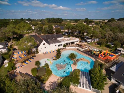 une vue aérienne d'une piscine dans un complexe hôtelier dans l'établissement Résidence Les Iles, à Pénestin