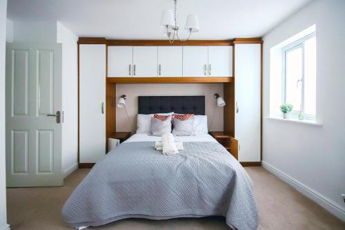 Un dormitorio con una cama con dos toallas encima. en Modern 5BR Stay for Work & Groups, en Watford
