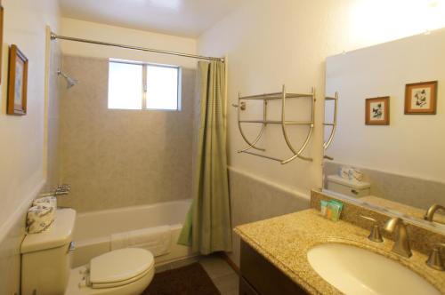 Ένα μπάνιο στο Snowridge - Charming classic cabin with a wood burning fireplace and WiFI!