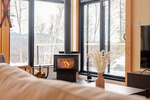 La Kabina with Mt Tremblant viewにあるテレビまたはエンターテインメントセンター