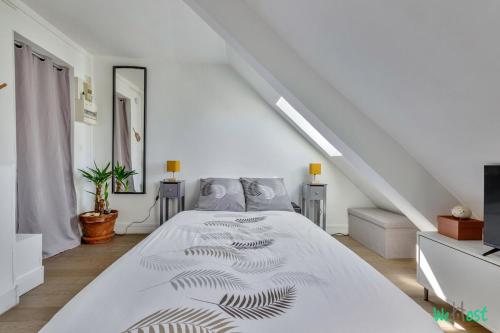 - une chambre blanche avec un lit et un escalier dans l'établissement Château d'Eau 3 KP- Escapade Parisienne - Lodging for 2 Paris 10, à Paris