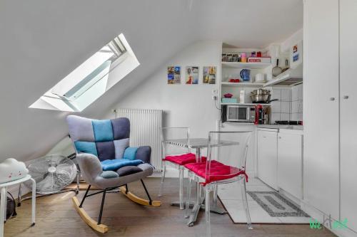 une cuisine avec une table en verre et deux chaises dans l'établissement Château d'Eau 3 KP- Escapade Parisienne - Lodging for 2 Paris 10, à Paris