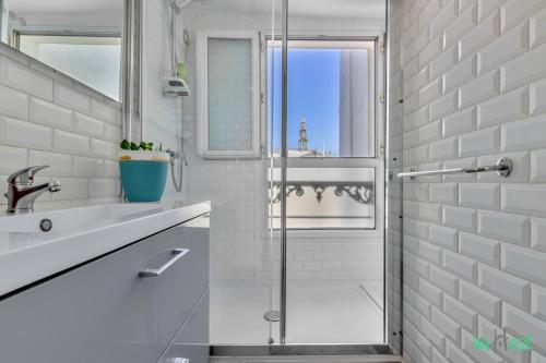 une salle de bain avec douche et lavabo dans l'établissement Château d'Eau 3 KP- Escapade Parisienne - Lodging for 2 Paris 10, à Paris
