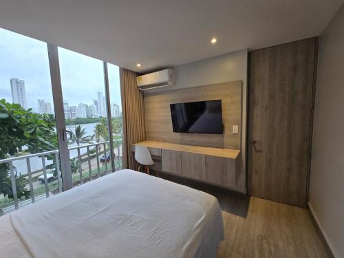 Et tv og/eller underholdning på Apartamento con balcón y vista al lago