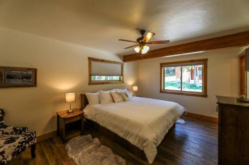 a bedroom with a bed and a ceiling fan at Townhome next to Clubhouse in Exclusive Eagle Bend - The Glacier in Bigfork