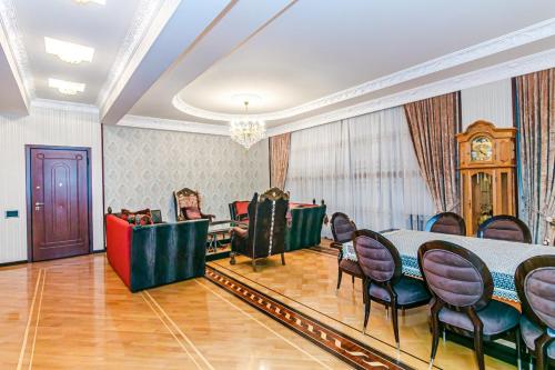 a meeting room with a table and chairs and a clock at F1 Track SEA VİEW HOTELAPARTMENT BARBARIS in Baku