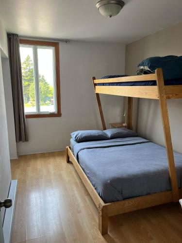 Postel nebo postele na pokoji v ubytování Le Carabobo auberge Forillon
