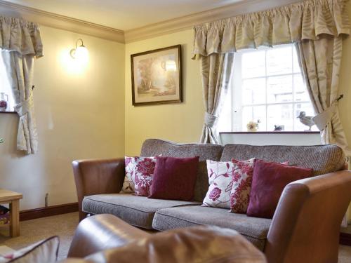 Ruang duduk di Mill Pond Cottage
