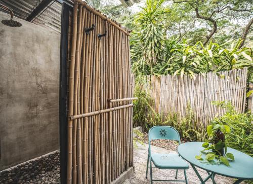 a patio with a table and two chairs and a fence at Waka Hotel Rural in Honda