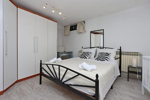Holiday house with a parking space Novi Vinodolski - 17533