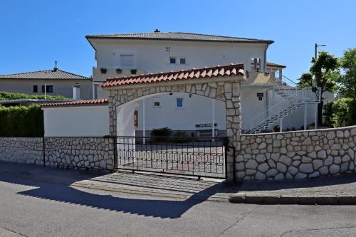 Rooms with a parking space Novi Vinodolski - 21509