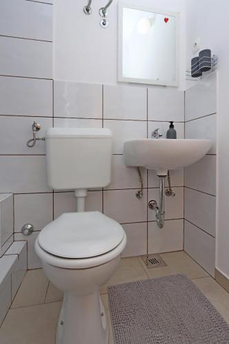 Rooms with a parking space Novi Vinodolski - 21509
