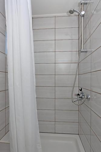 Rooms with a parking space Novi Vinodolski - 21509