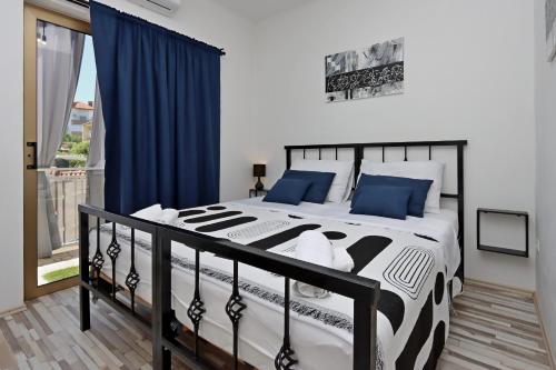 Rooms with a parking space Novi Vinodolski - 21509