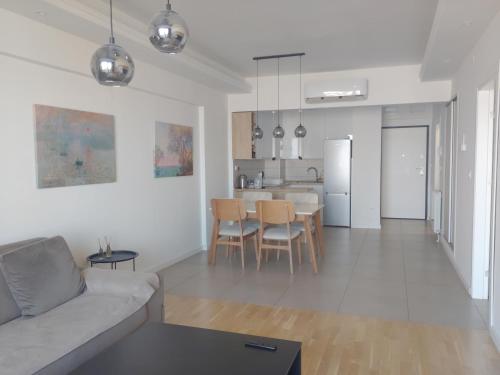 Venus في إسكوبية: غرفة معيشة ومطبخ مع أريكة وطاولة