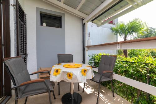 Apartments with parking space Porec - 23561