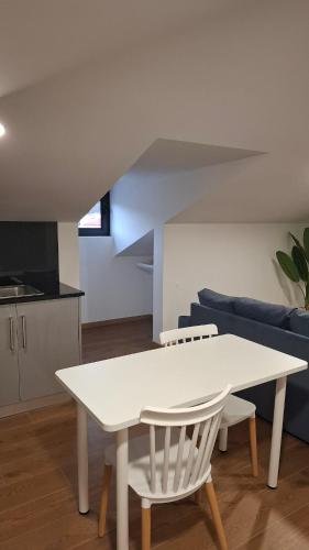 a white table and chairs in a living room at Apartamento T1 Arcos de Valdevez - centro da vila - 60 m2 total in Arcos de Valdevez