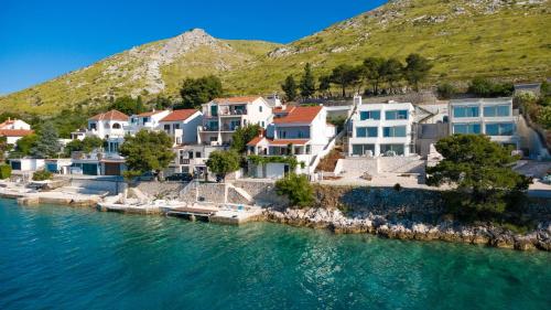 Seaside family friendly house with a swimming pool Sparadici, Sibenik - 24200