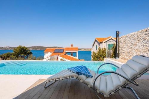 Seaside family friendly house with a swimming pool Sparadici, Sibenik - 24200
