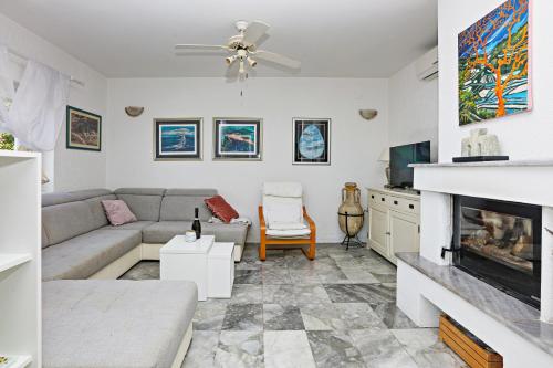 Seaside family friendly house with a swimming pool Sparadici, Sibenik - 24200
