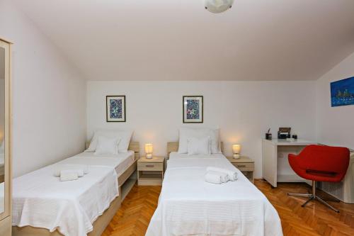 Seaside family friendly house with a swimming pool Sparadici, Sibenik - 24200