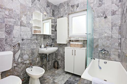 Seaside family friendly house with a swimming pool Sparadici, Sibenik - 24200