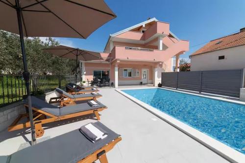 Apartments with swimming pool Kastel Stari, Kastela - 24273