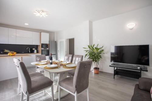 Apartments with swimming pool Kastel Stari, Kastela - 24273